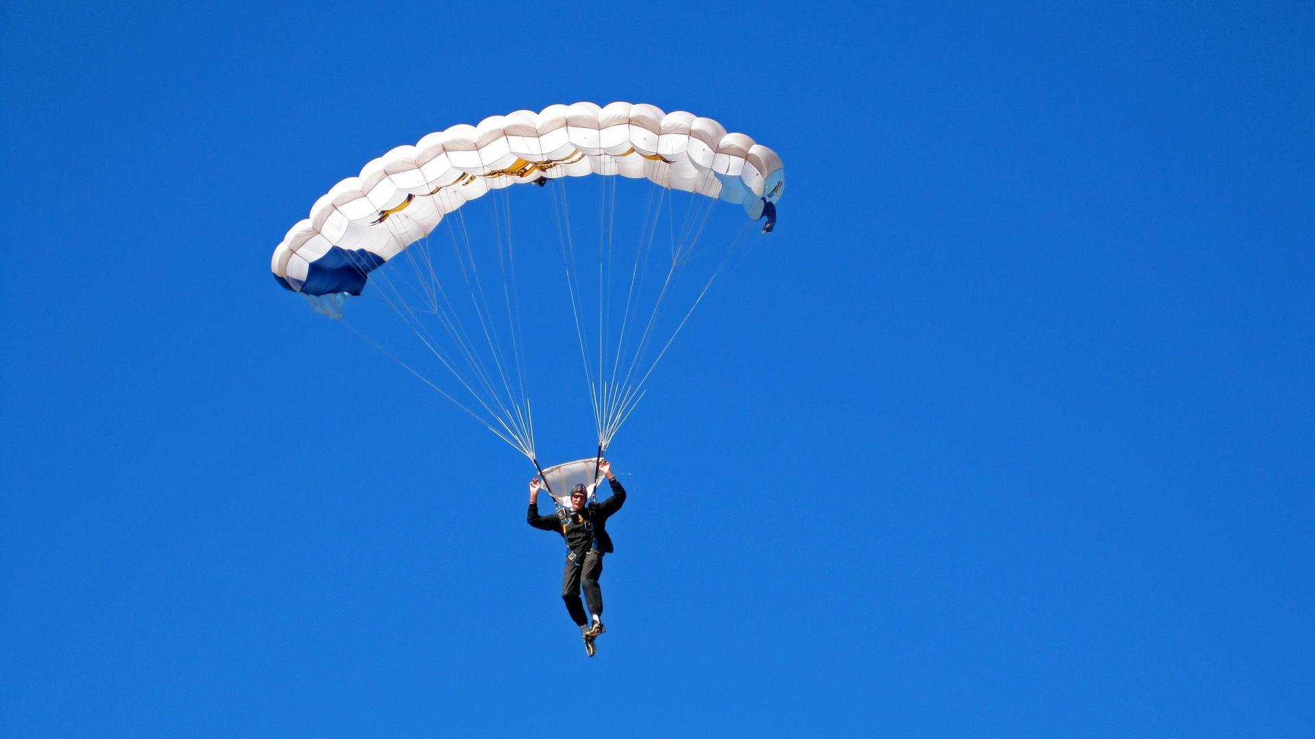 F1年度争冠之夜,西亚卡姆完成自我救赎