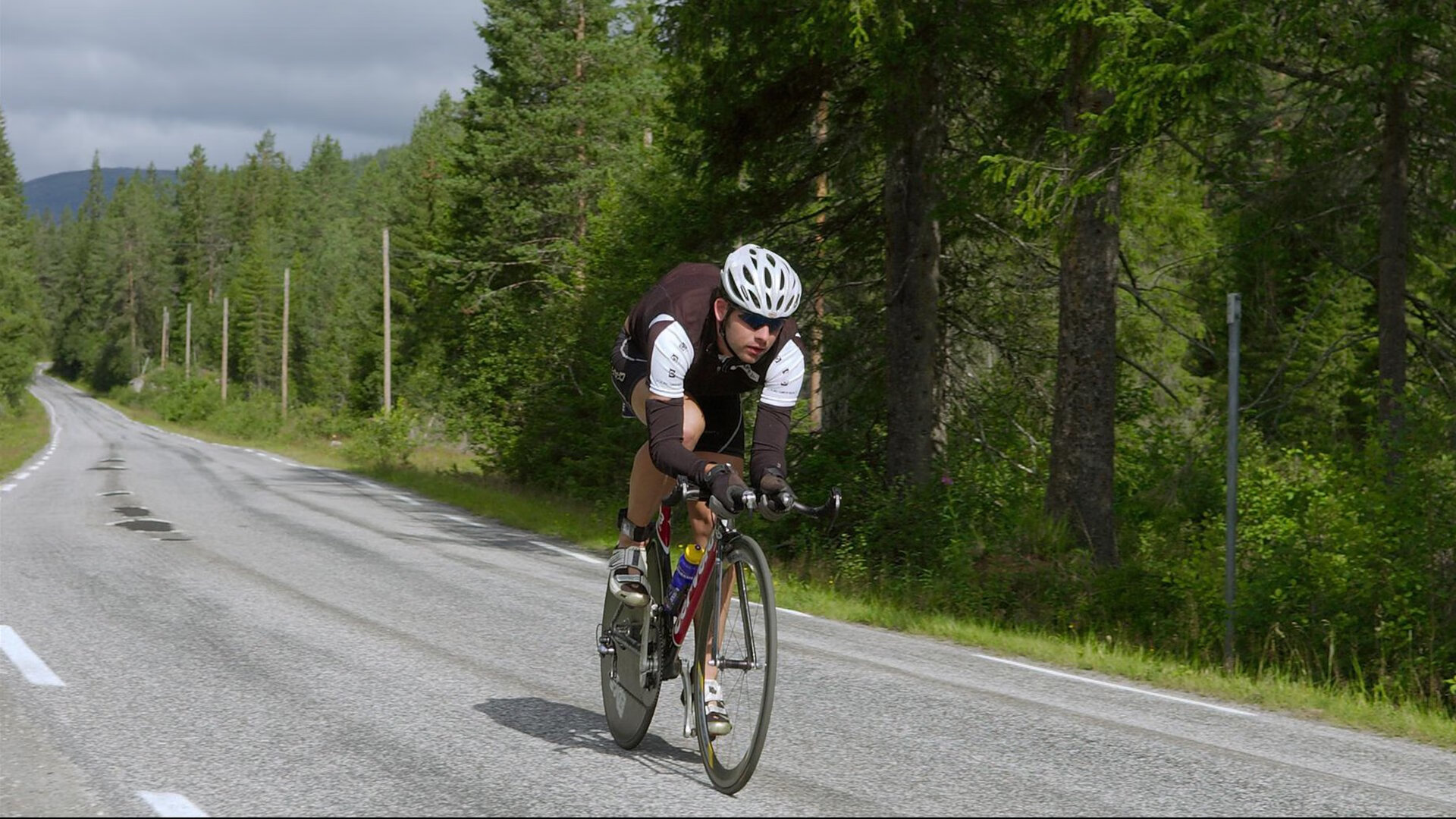 卢卡库爆发撕裂北欧防线，比利亚雷亚尔风暴冲垮丹麦童话