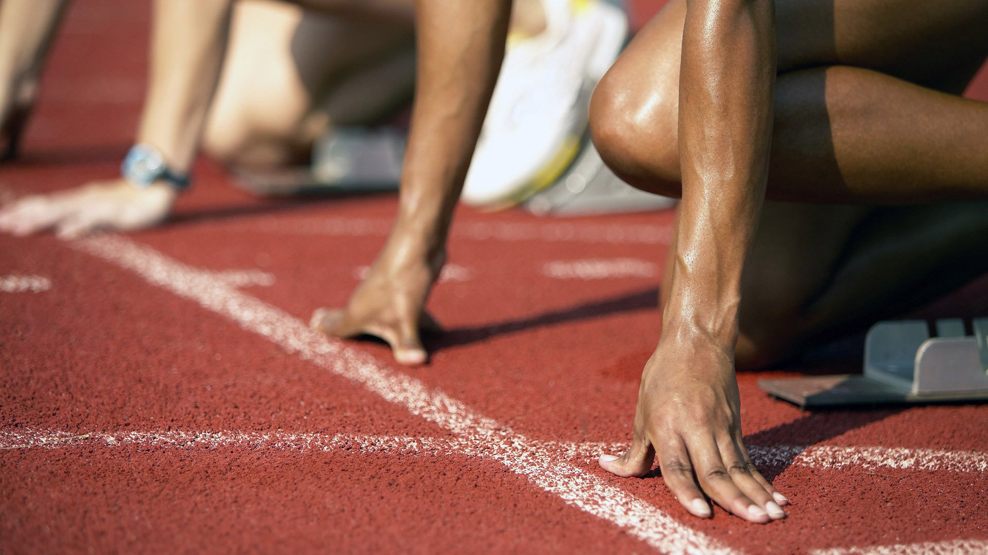 赛道是她的手术台,引擎是她的麻醉剂