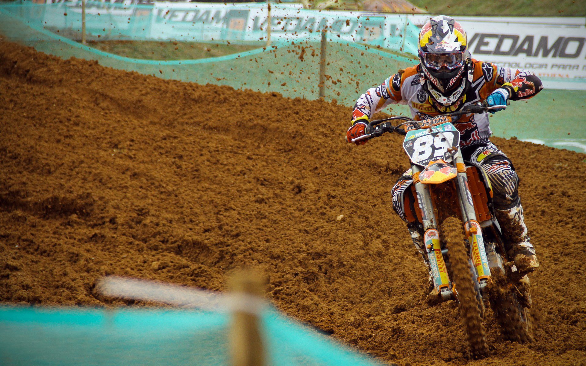 赛道是她的手术台,引擎是她的麻醉剂